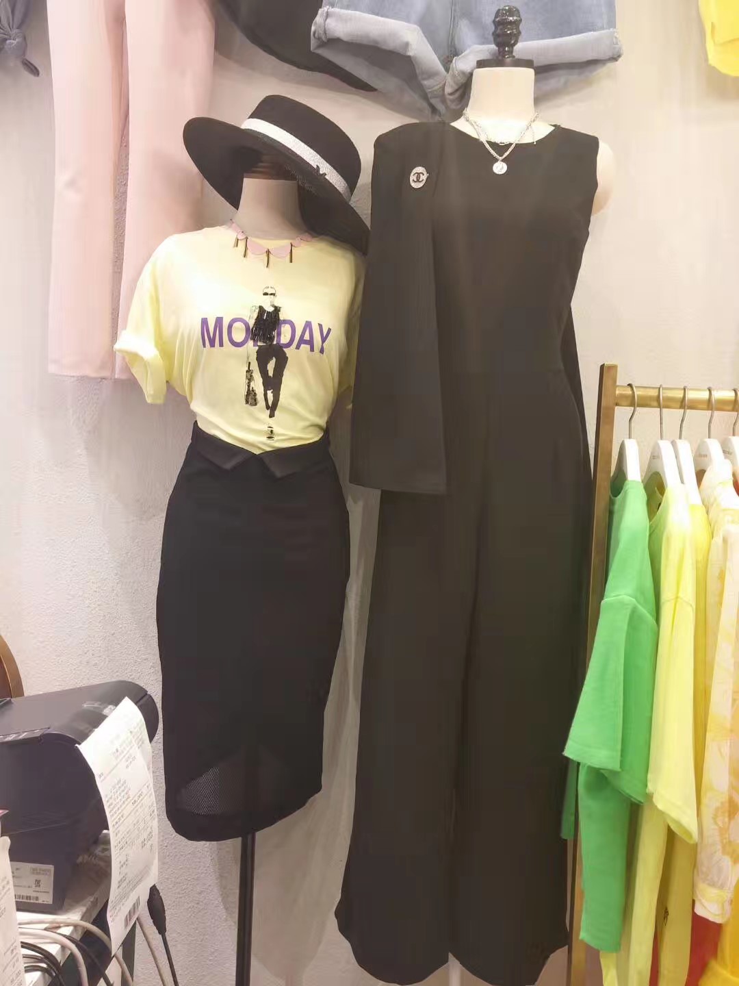 黑色