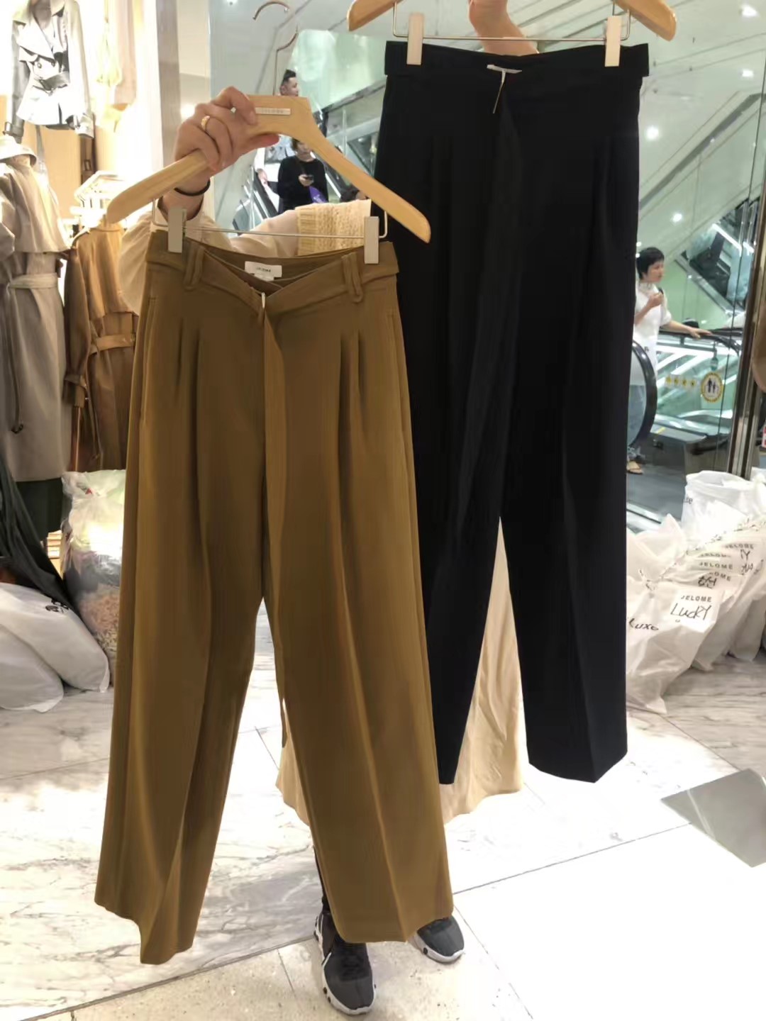 橄榄绿色