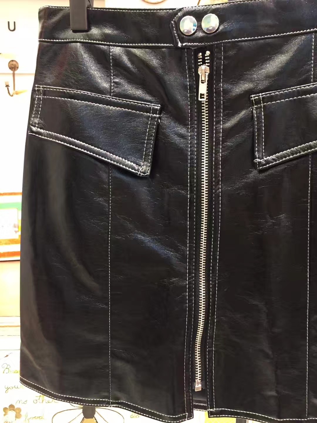 黑色