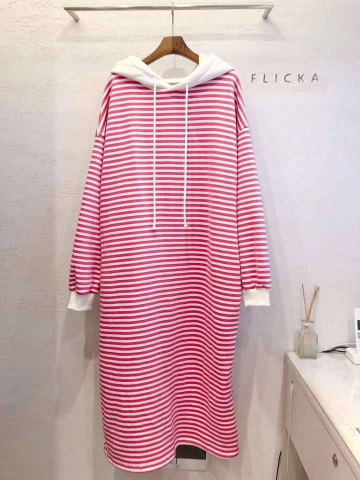 深粉红色