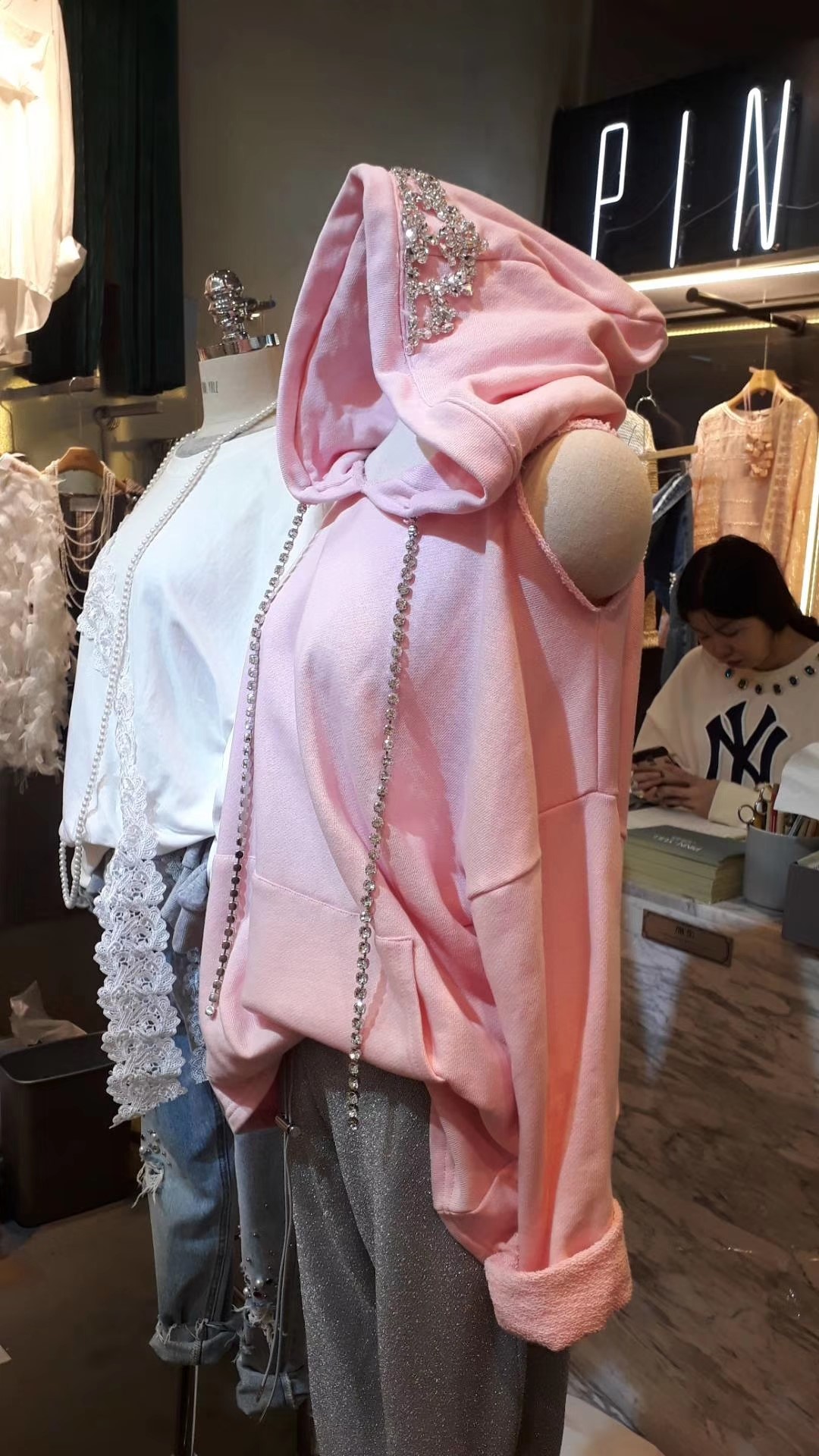 粉红色