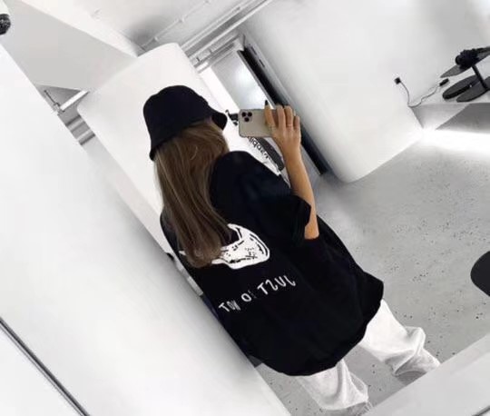 黑色