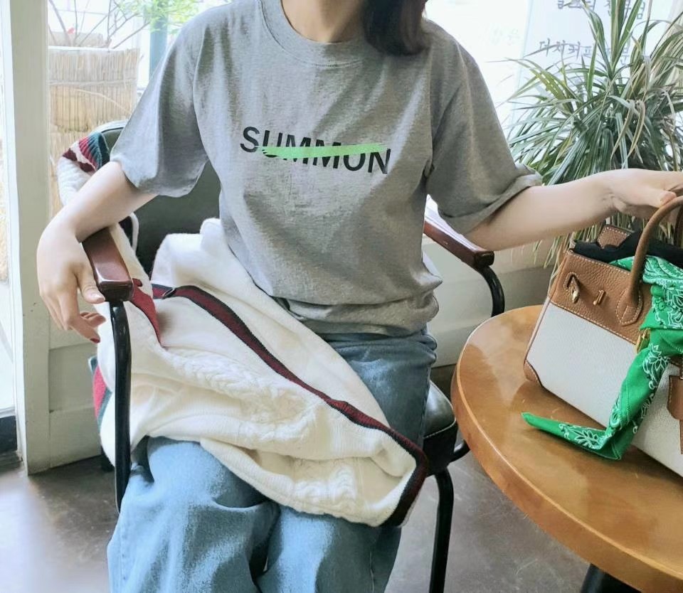灰色