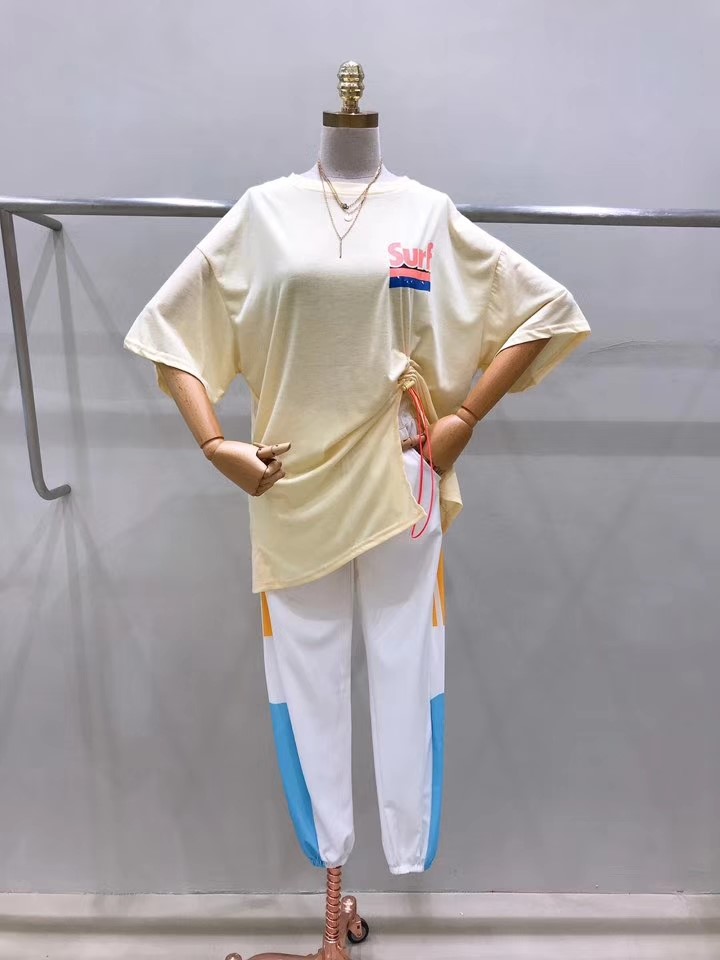 黄色