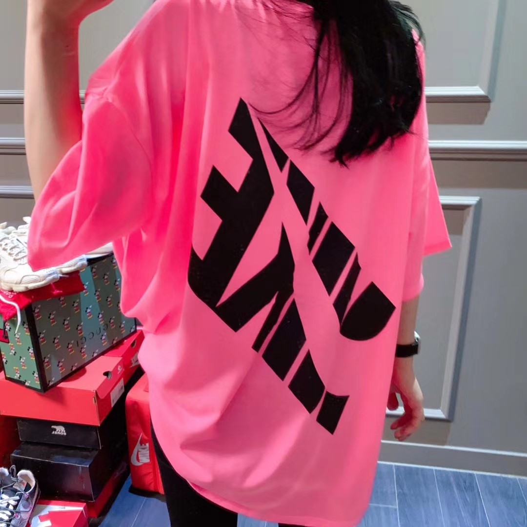 粉红色