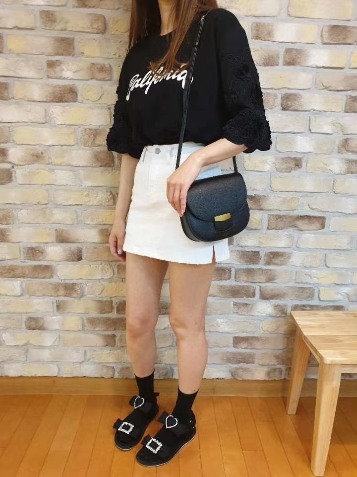 黑色