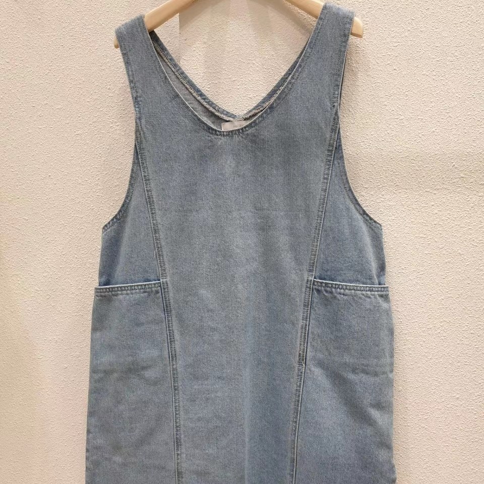 深蓝色