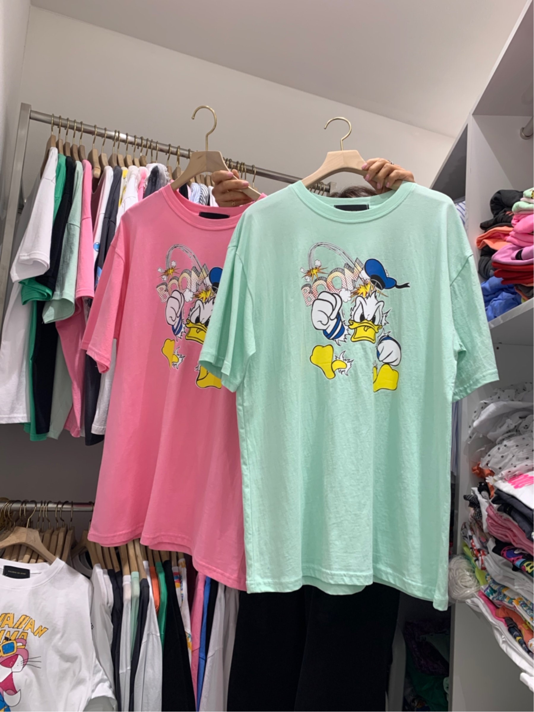 深粉红色