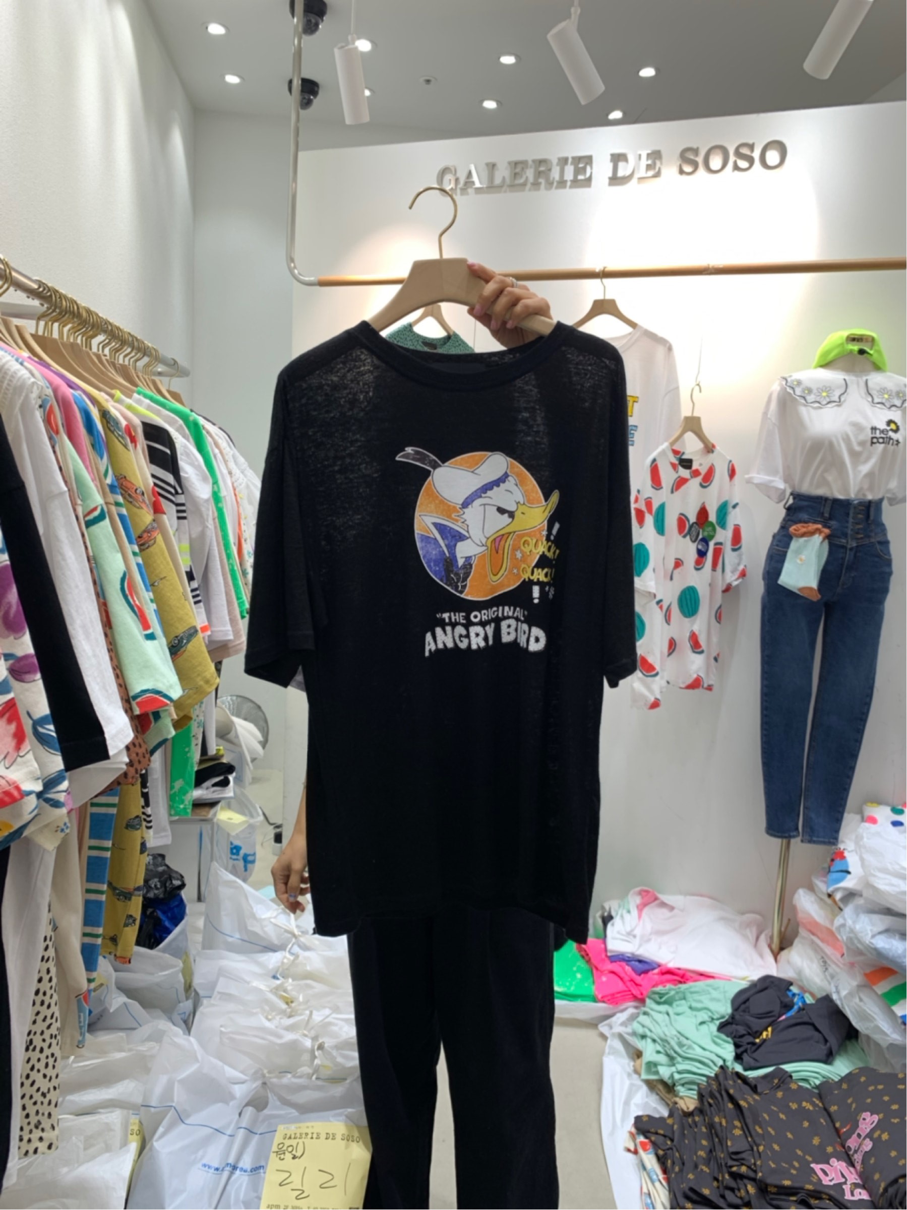 黑色