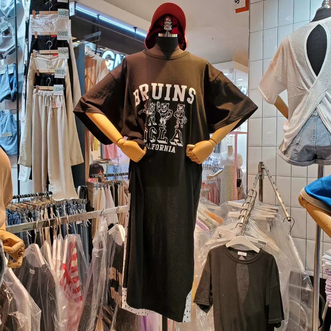 黑色