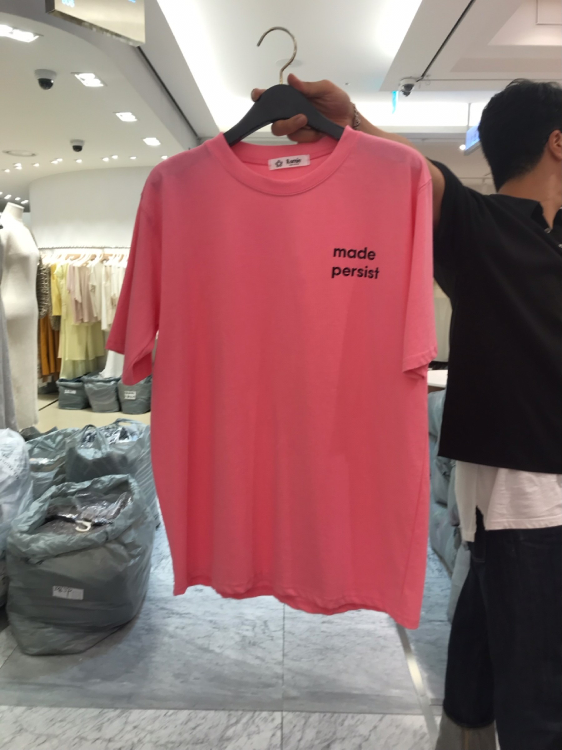 深粉色
