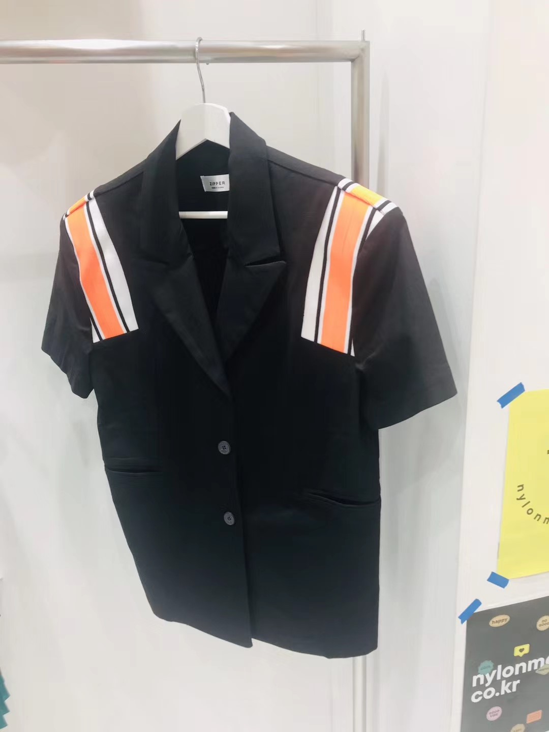 黑色