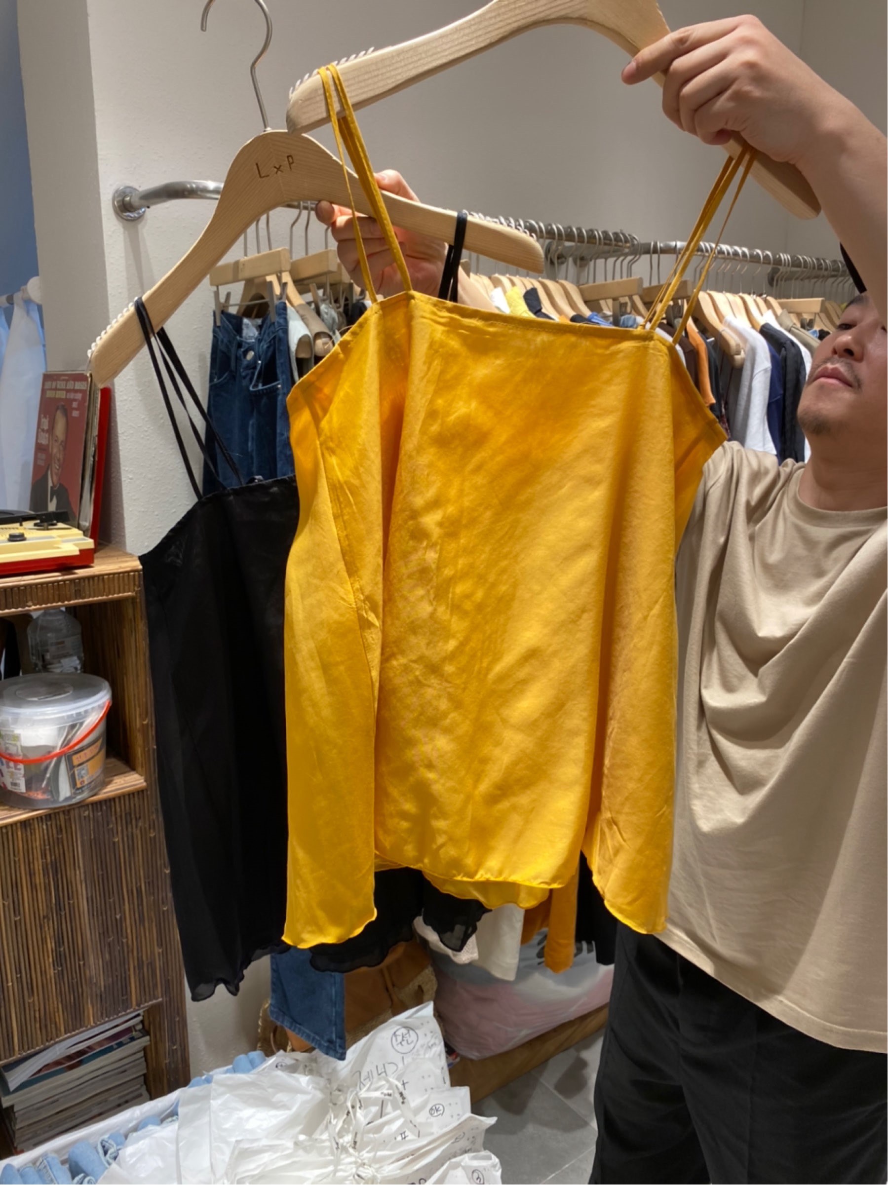 黄色