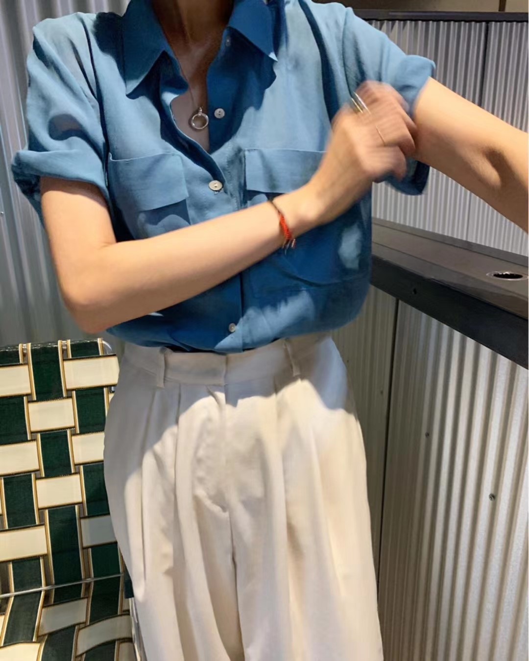 灰色