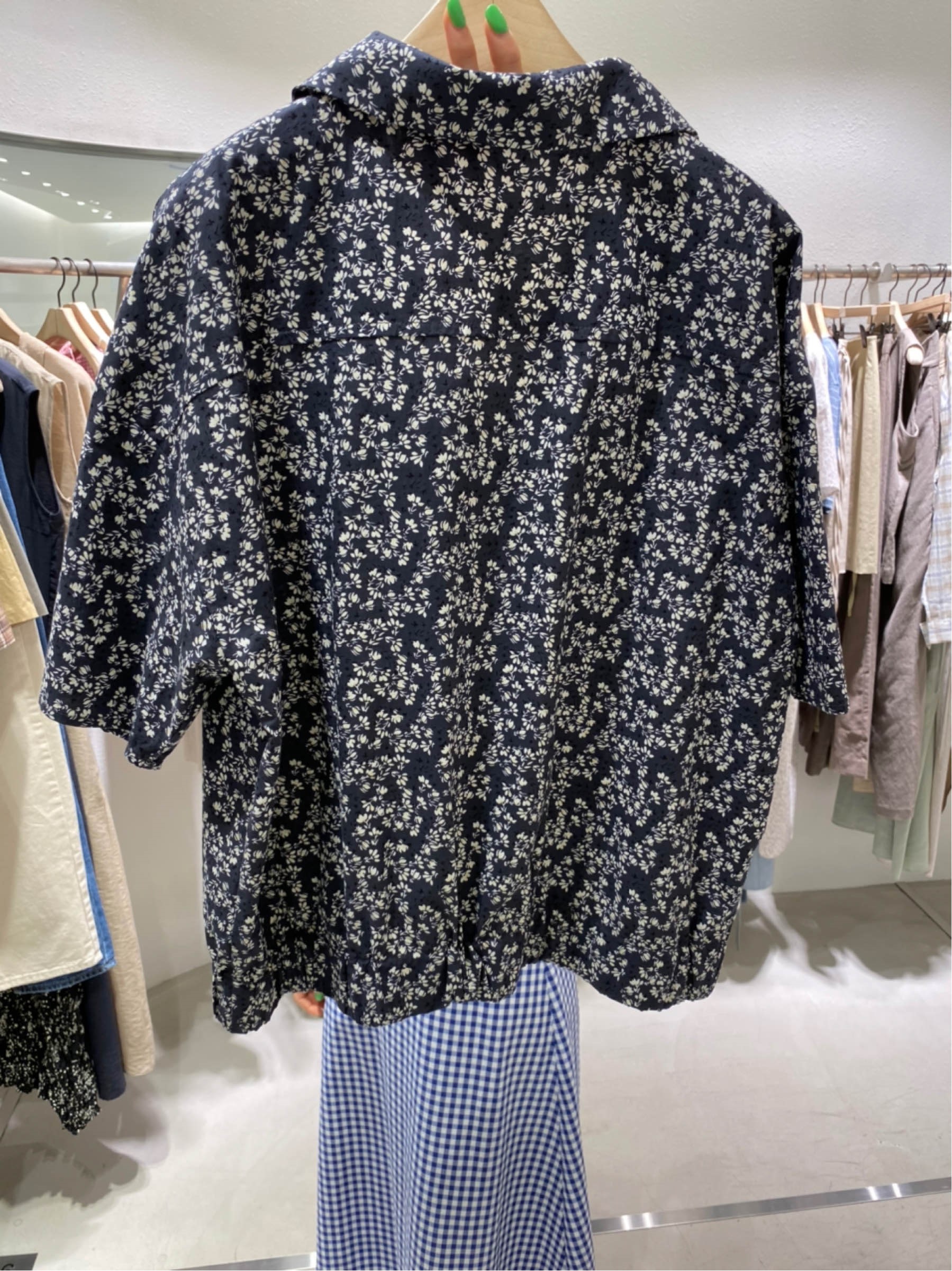 黑色