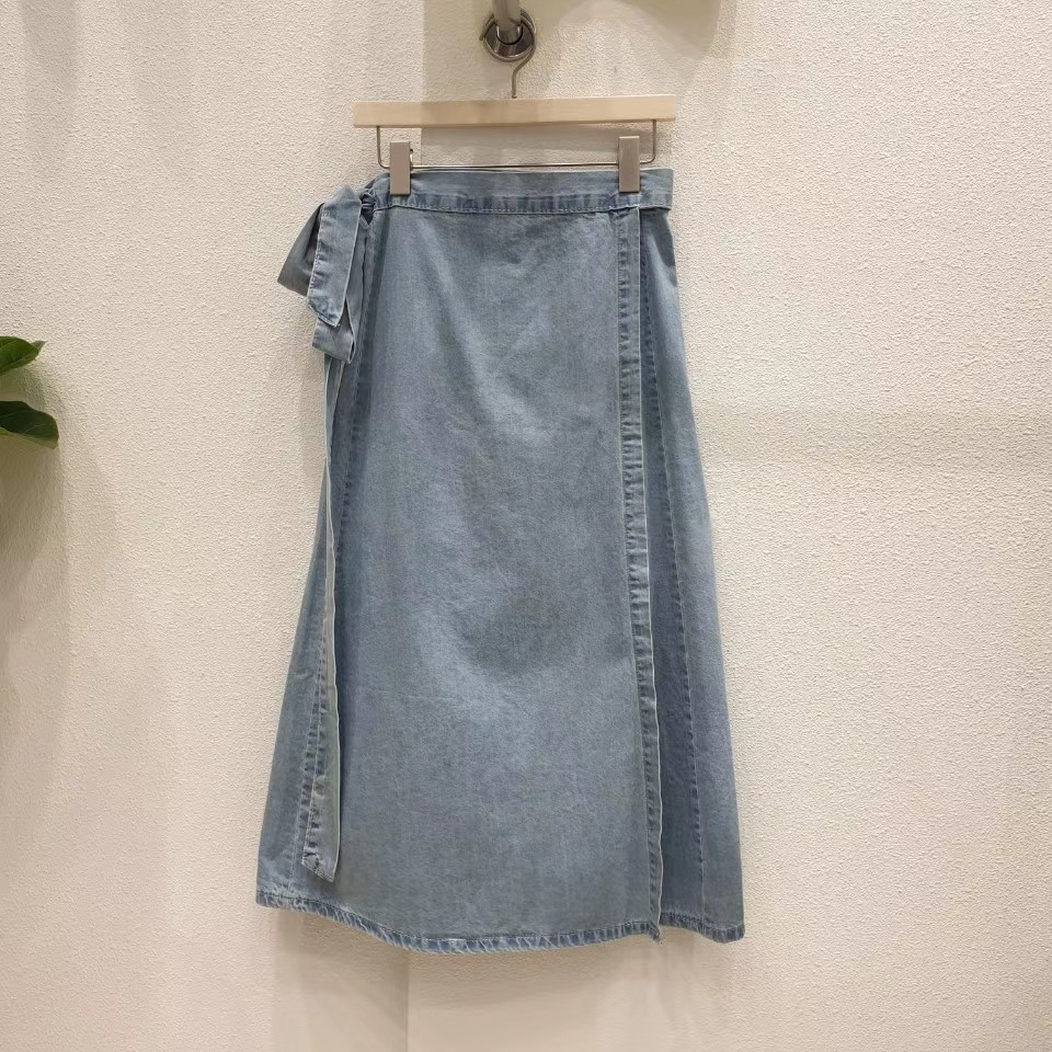 深蓝色