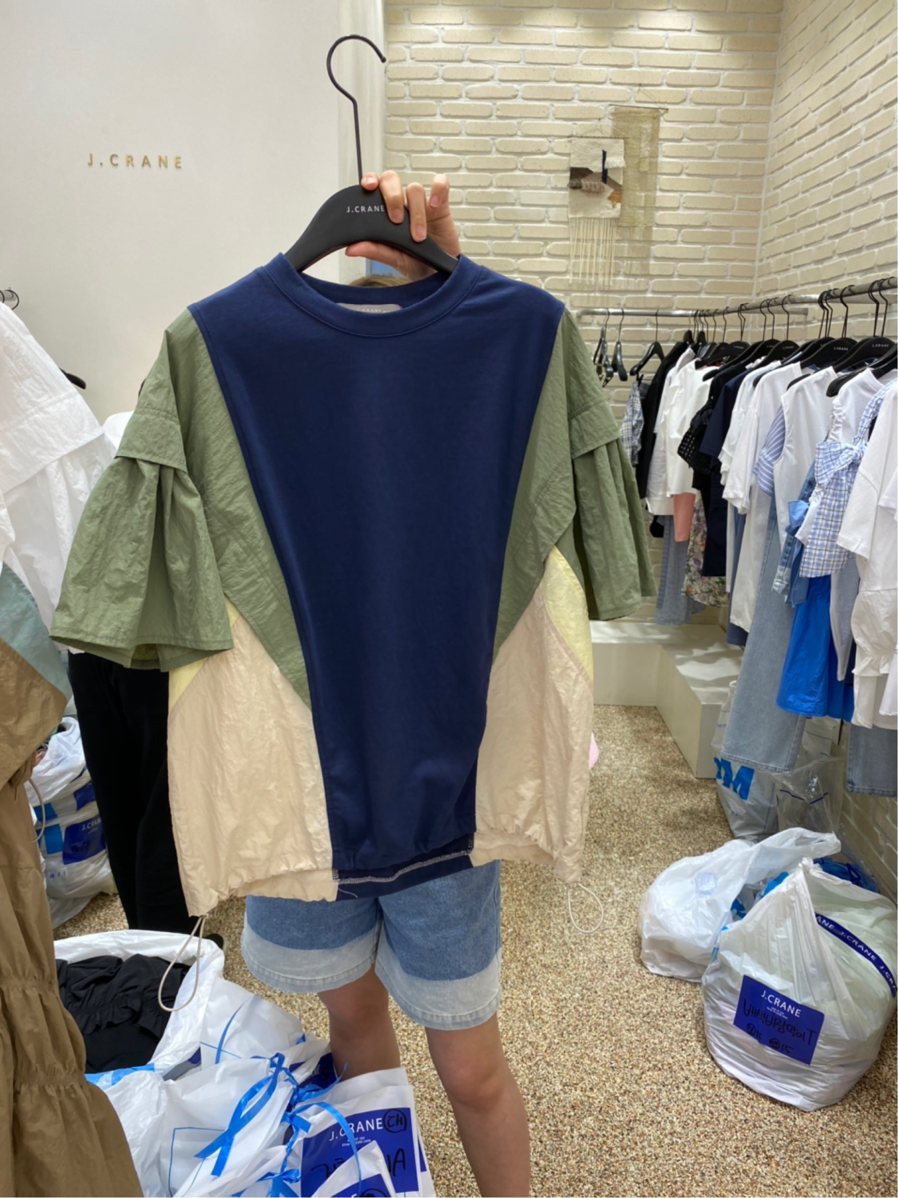 深蓝色