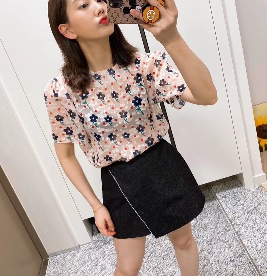 粉红色