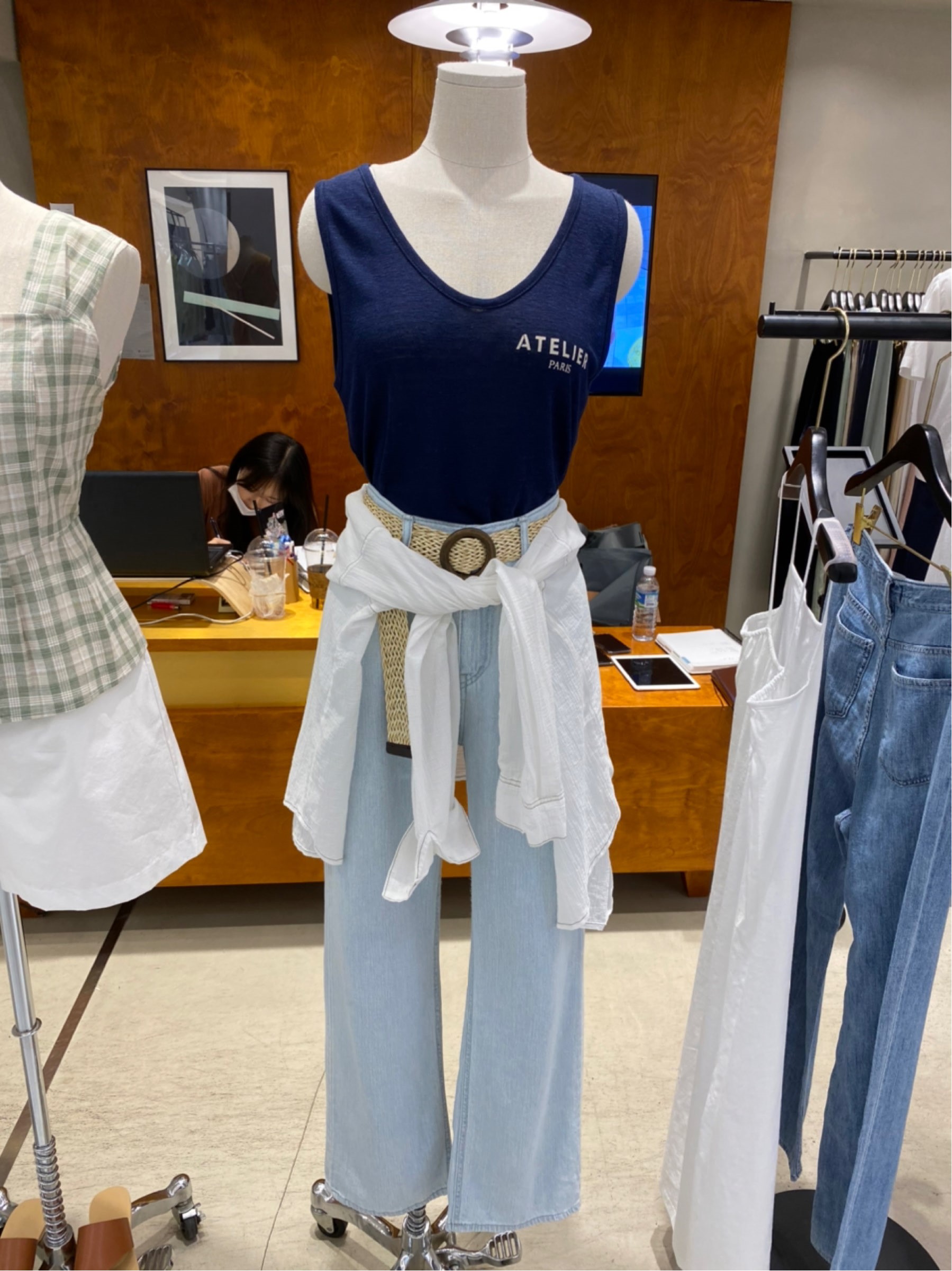 深蓝色