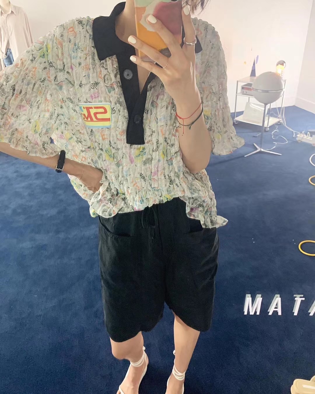 黑色