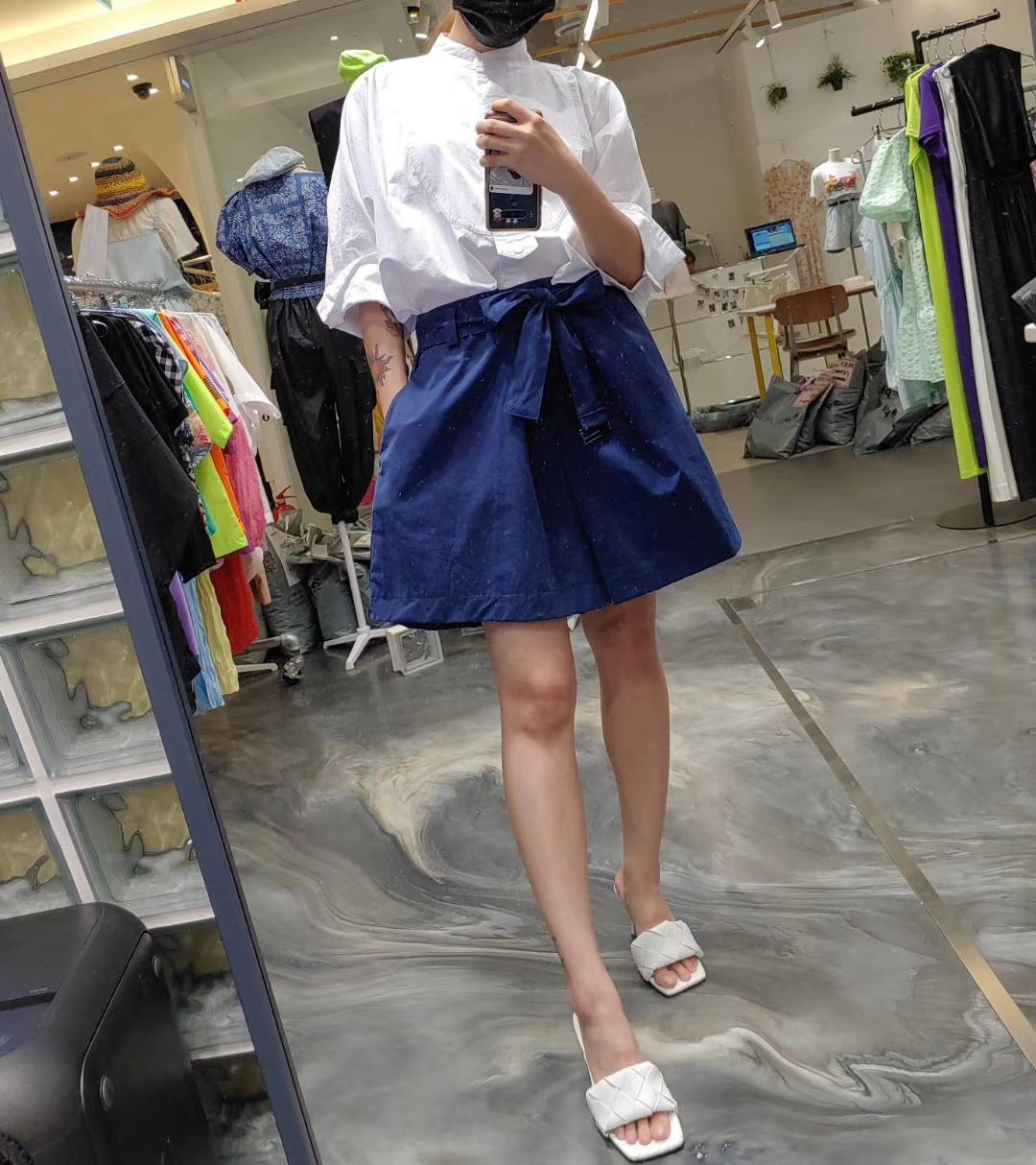 蓝色