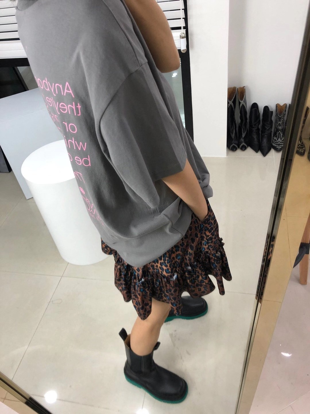 灰色