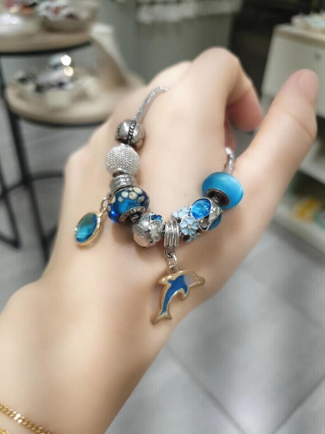 蓝色