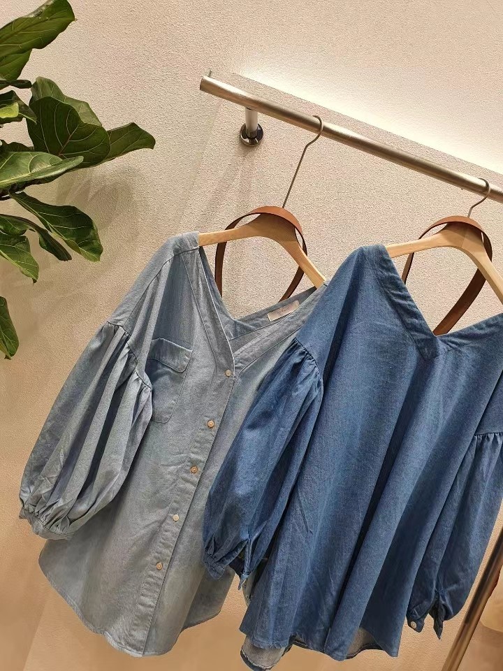深蓝色