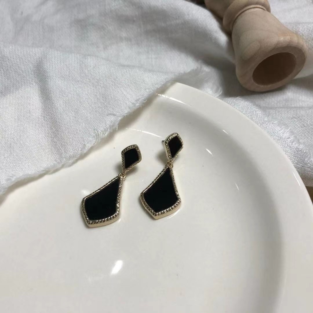 黑色