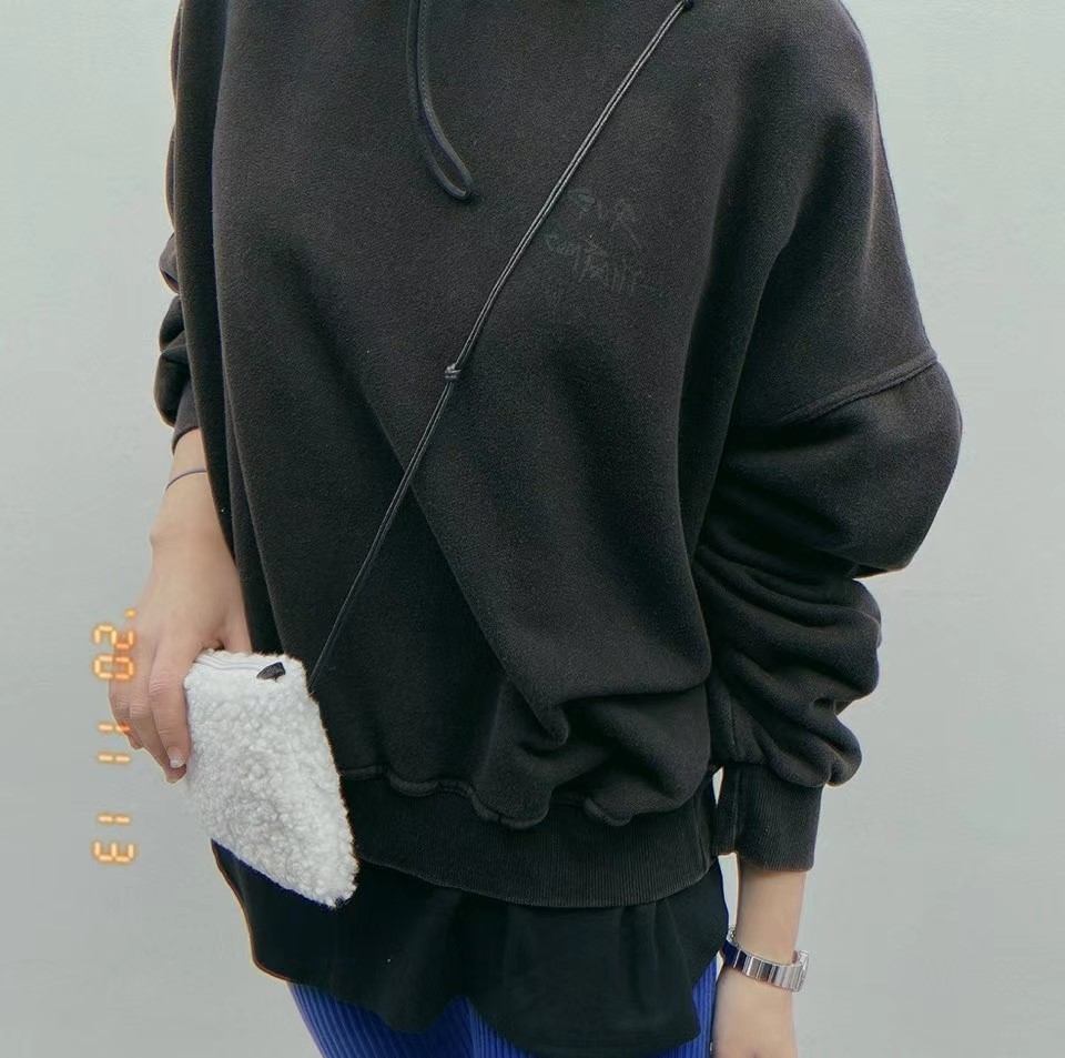 黑色