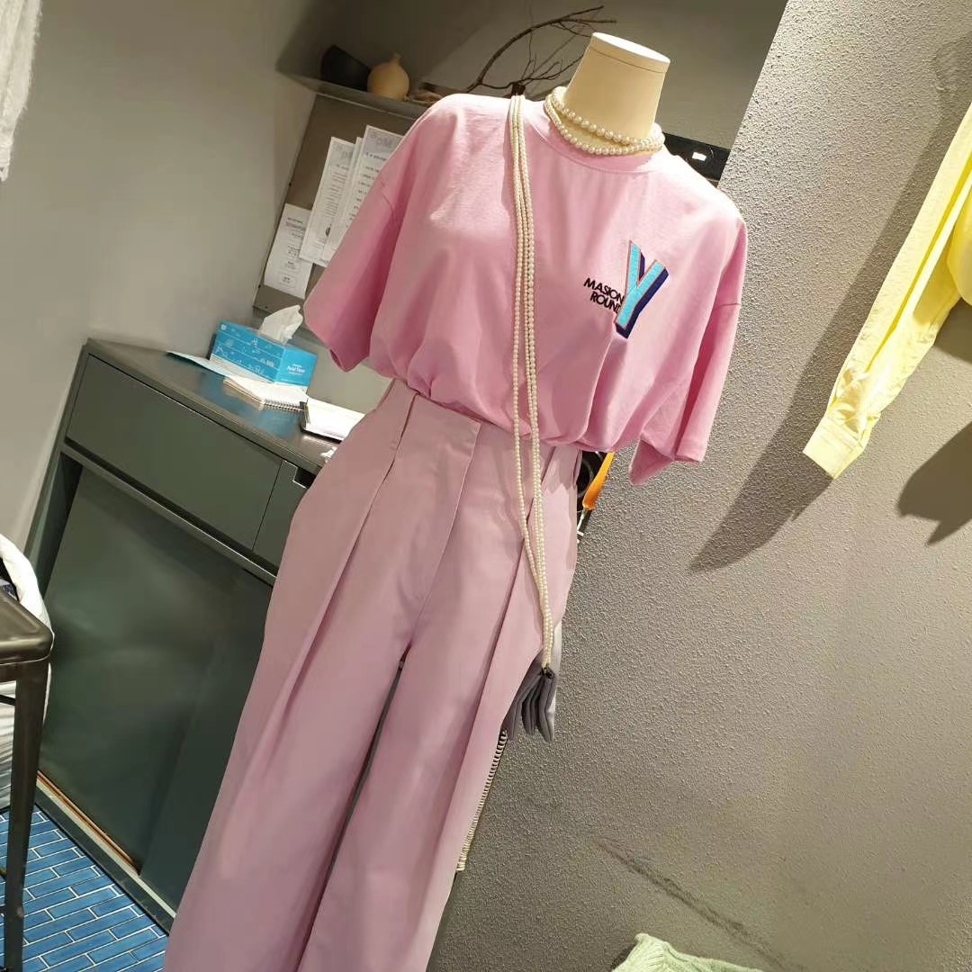 粉红色