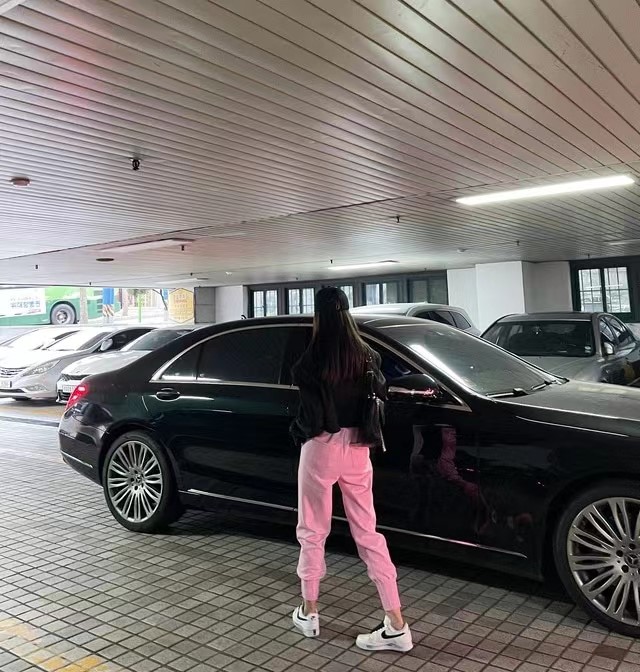 粉红色