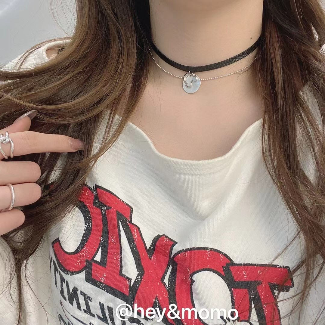 黑色