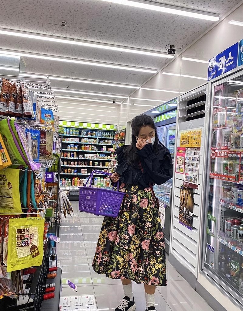 黑色