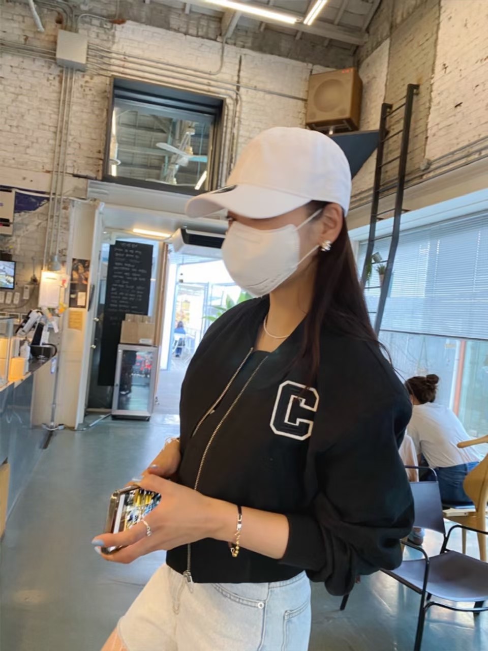 黑色