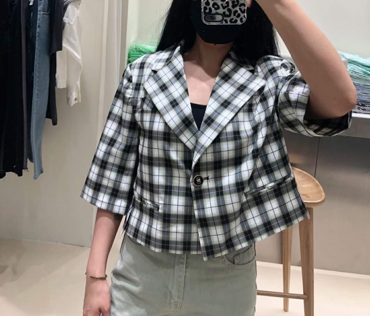 黑色
