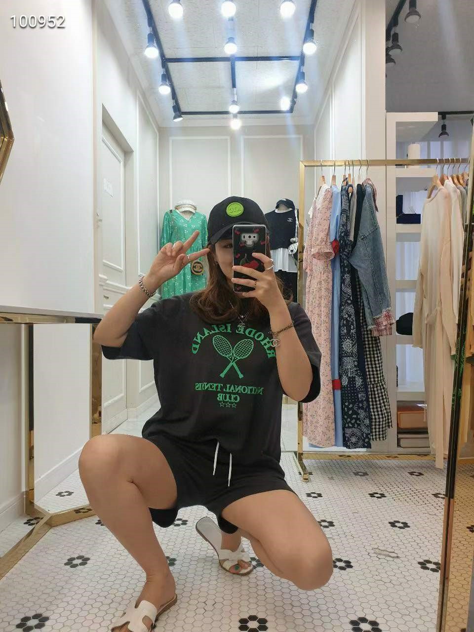 黑色