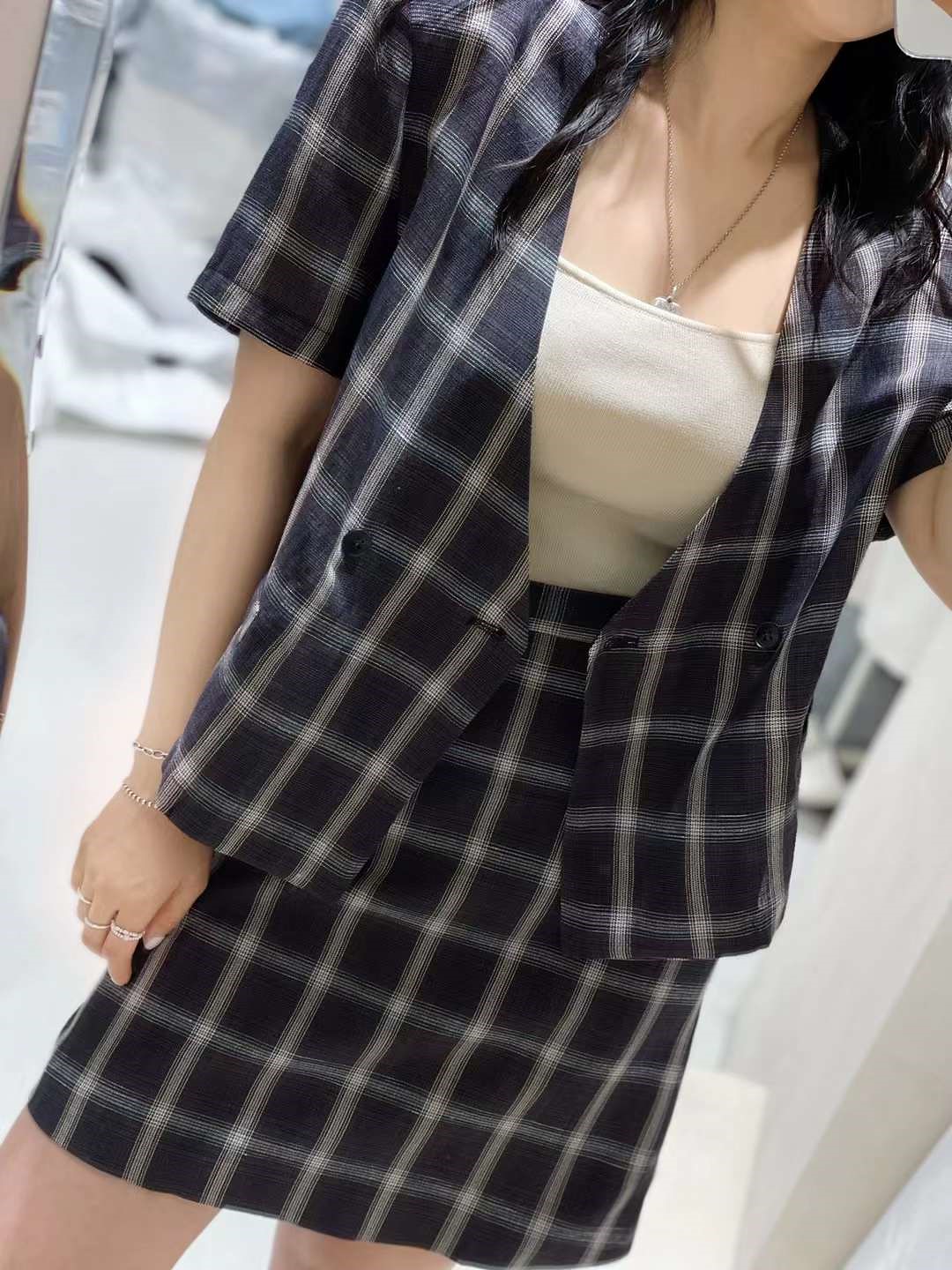黑色