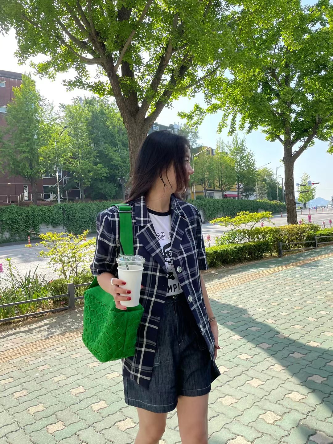 黑色