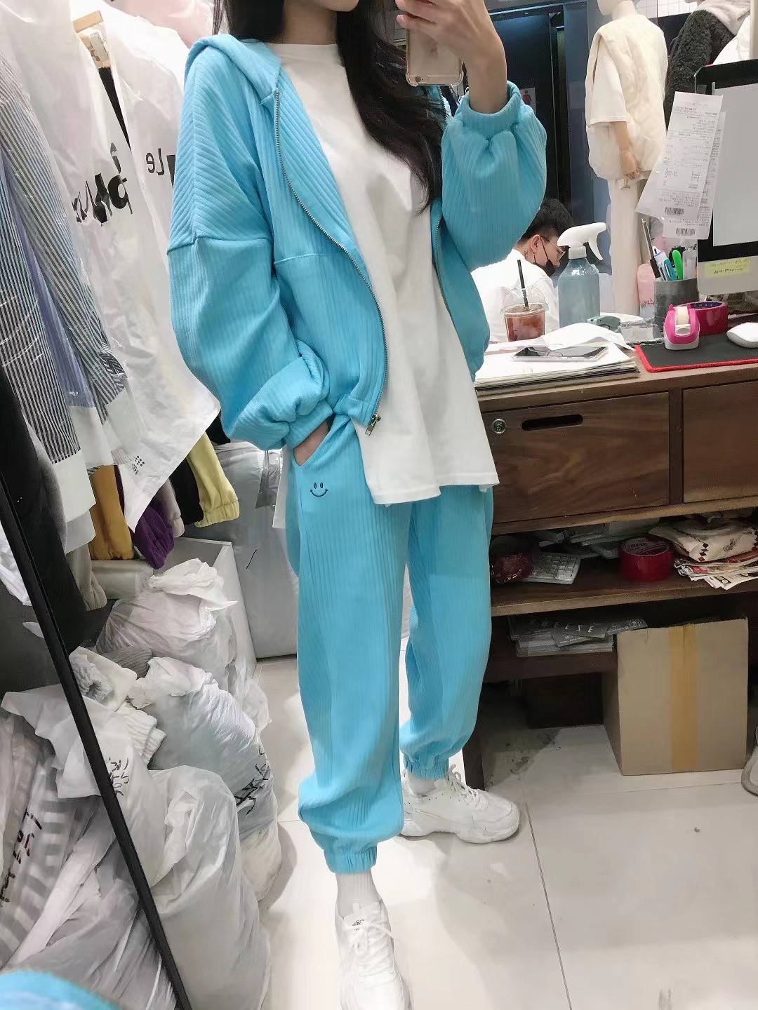 蓝色
