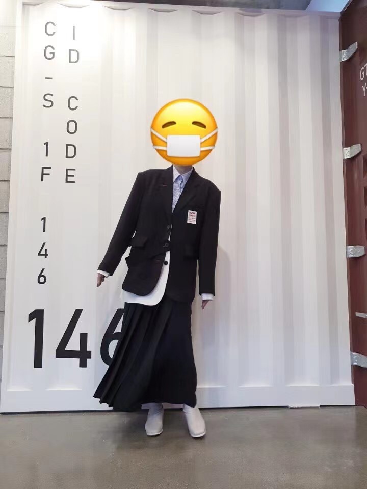 黑色