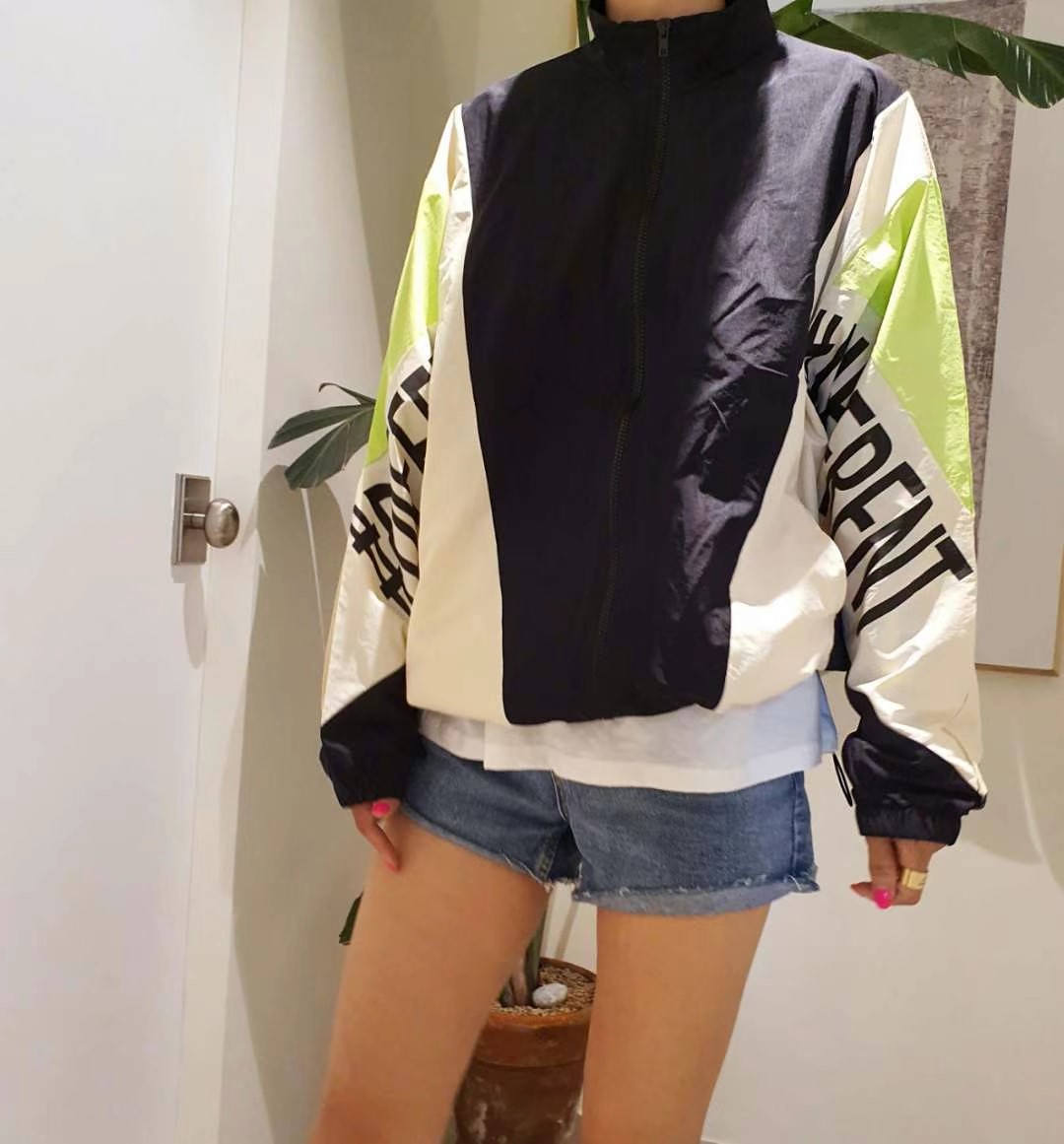 灰色