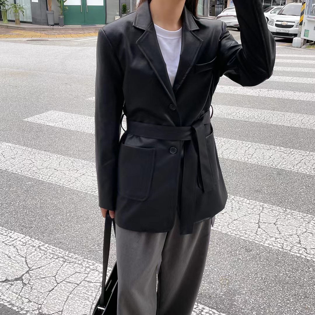 黑色
