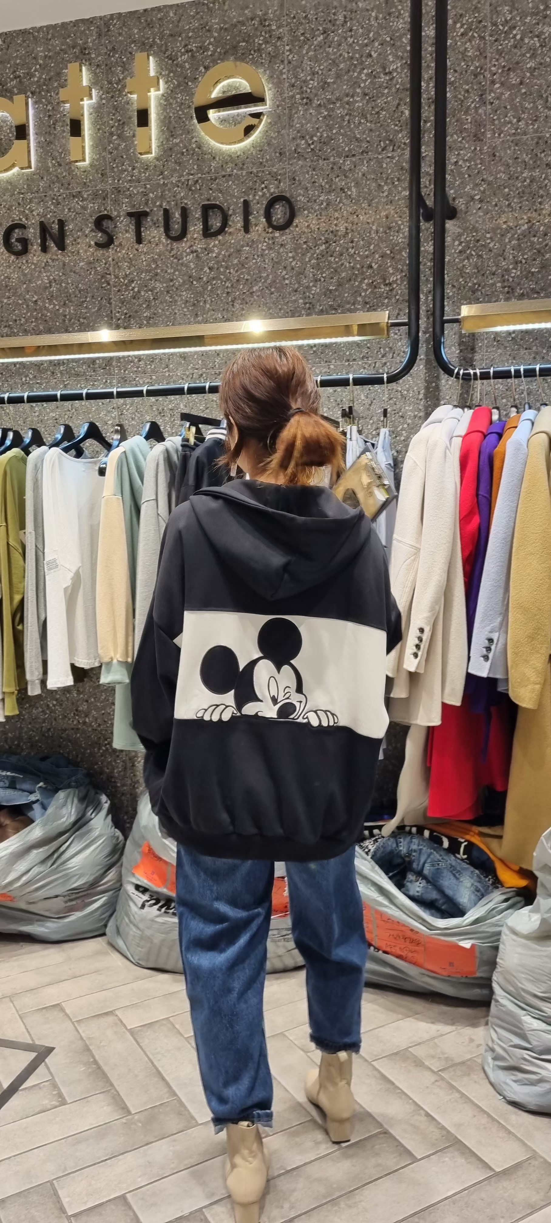 黑色