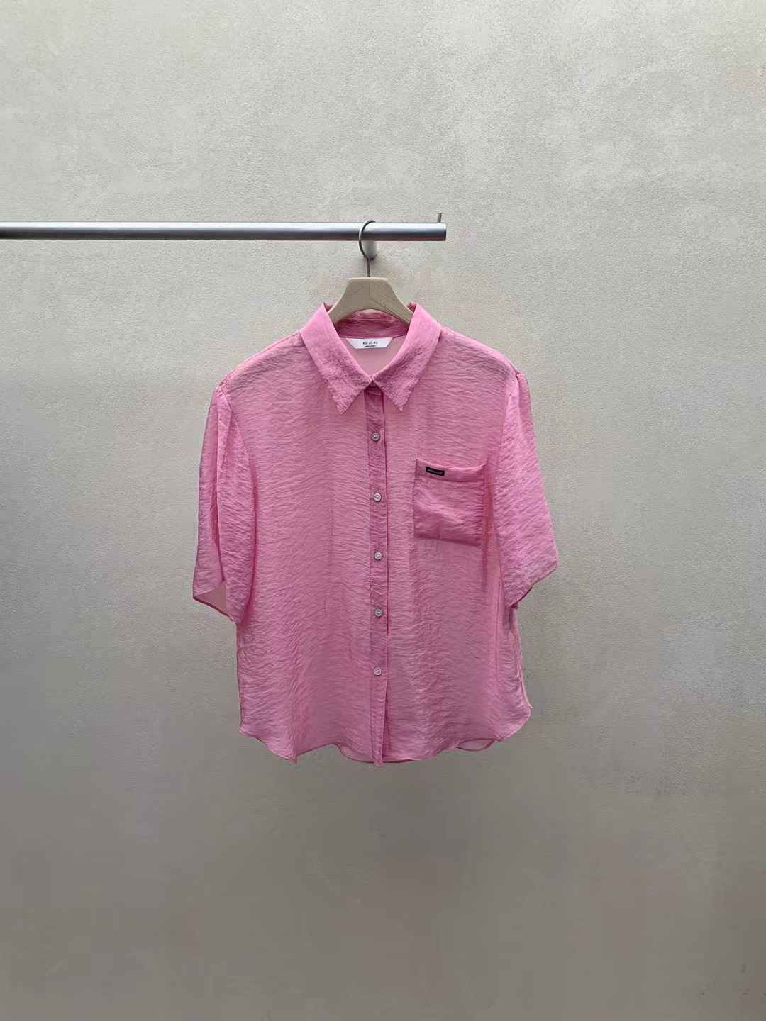 粉红色