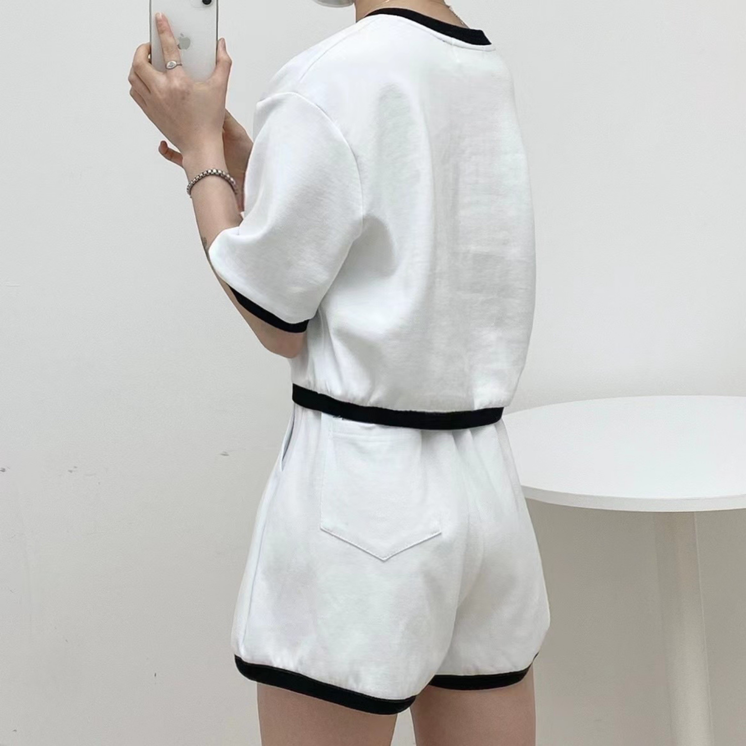 白色