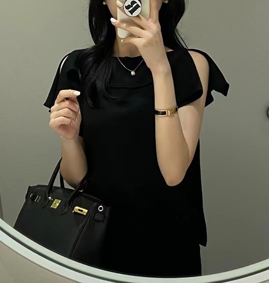 黑色