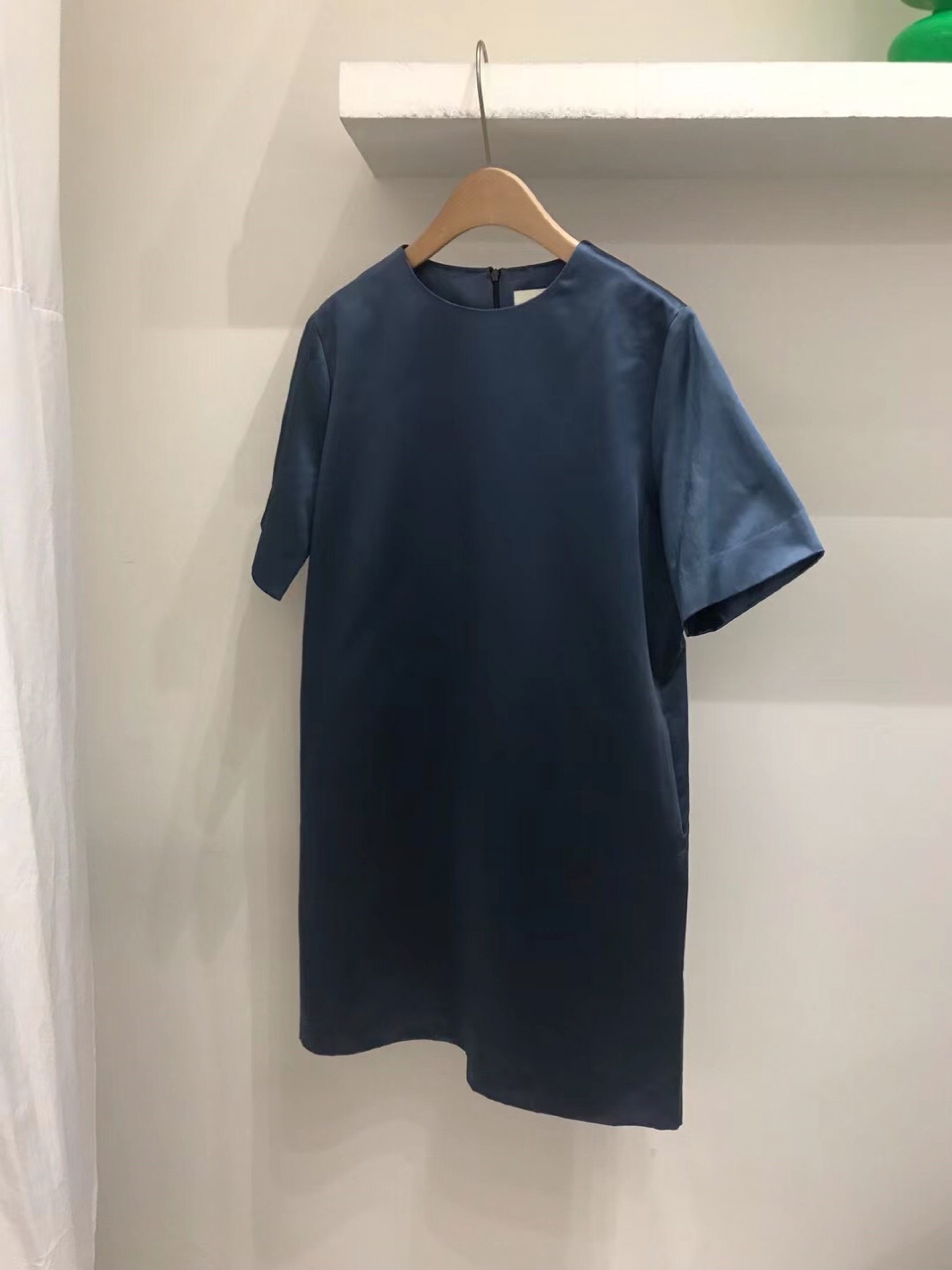 深蓝色