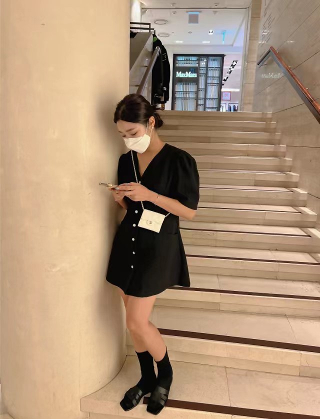 黑色