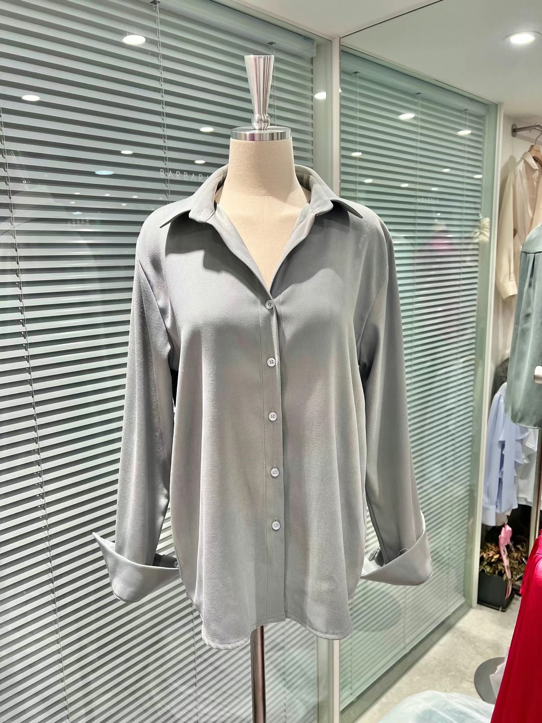 灰色